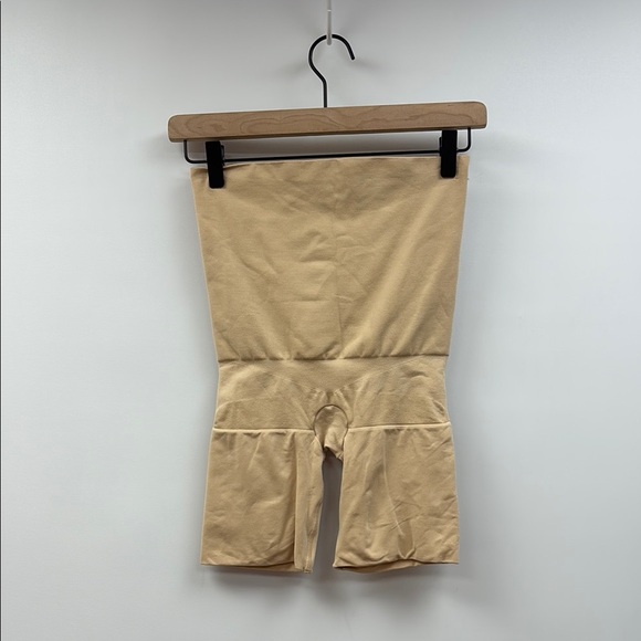 Assets by Spanx Remarkable Results High Rise Mid-Thigh Shapewear Shorts Large - Picture 3 of 8